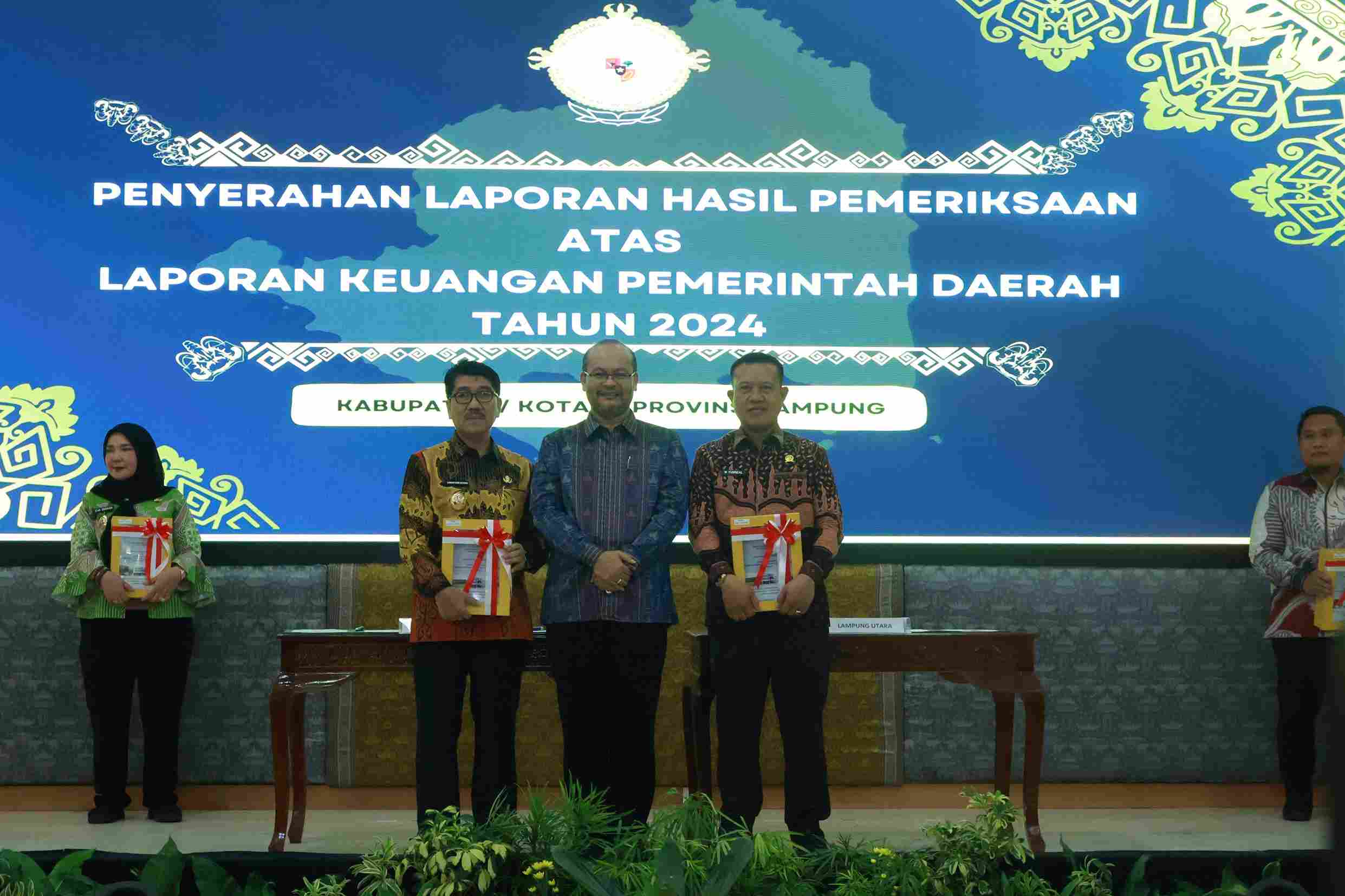 Bupati Lampura usai menerima opini WTP