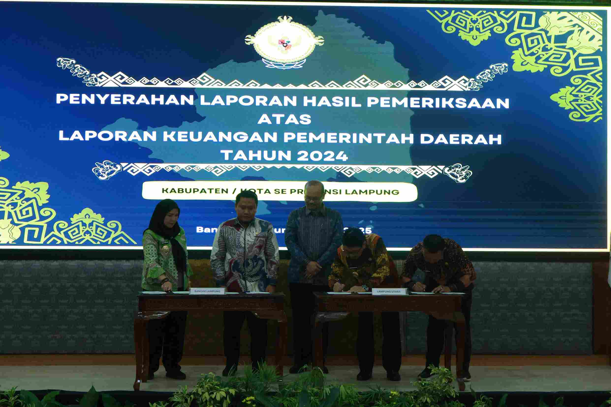 Bupati Lampung Utara menandatangani opini WTP